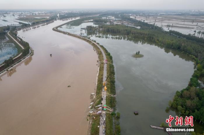 资料图：10月10日，山西省介休市汾河湿地公园遭遇洪水倒灌。<a target='_blank' href='http://www.chinanews.com/'>中新社</a>记者 韦亮 摄