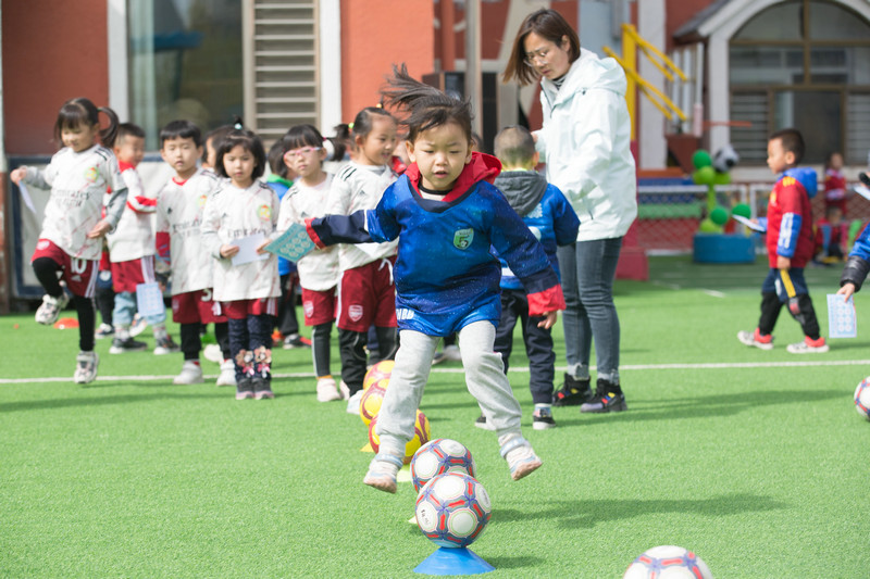 （1）幼儿园中班组5班第6小组设计的足球趣味游戏“袋鼠跳跳”设.jpg