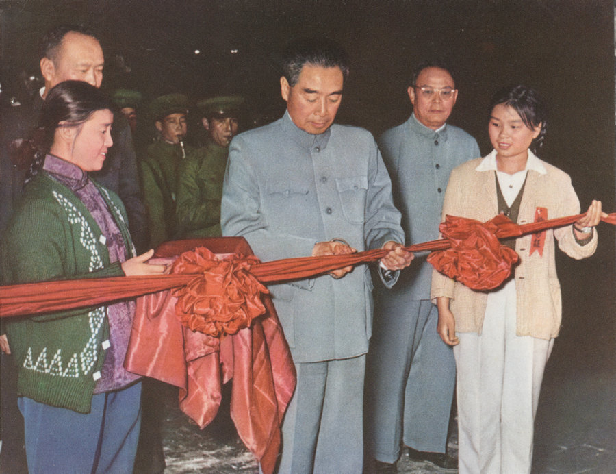 1959年10月15日，周恩来总理亲自为包钢一号高炉出铁剪彩。.jpg