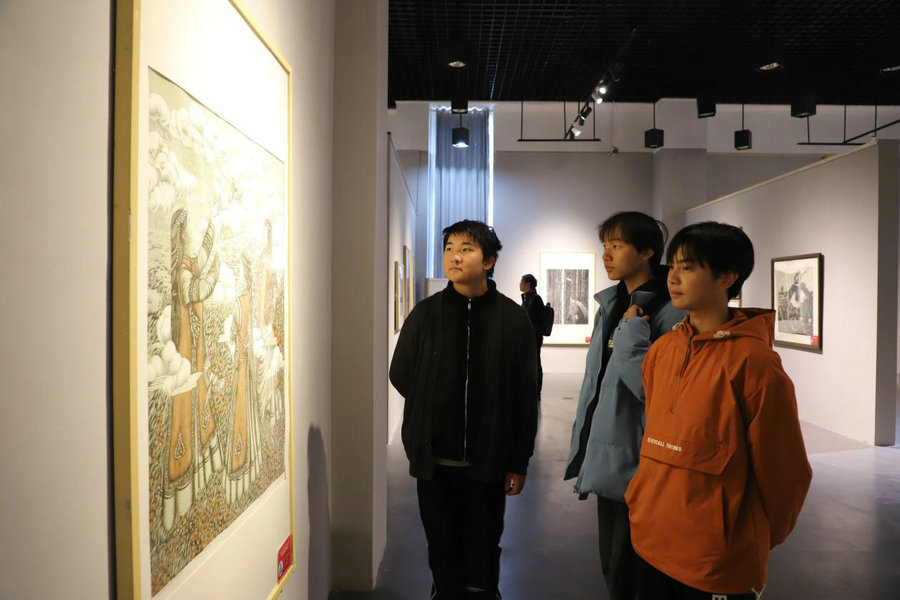 观展.jpg