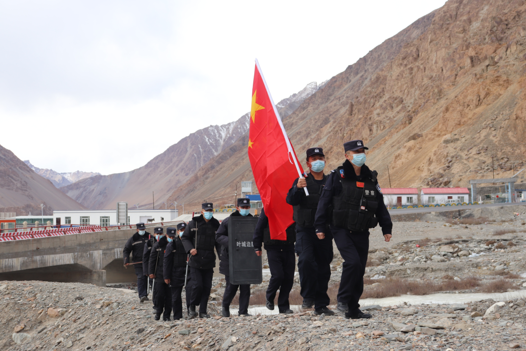 陈畅带领民警巡逻。受访者供图