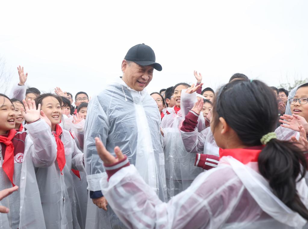 2023年4月4日，党和国家领导人参加首都义务植树活动。这是植树后，习近平总书记同在场的中小学生亲切交谈。新华社记者 鞠鹏 摄