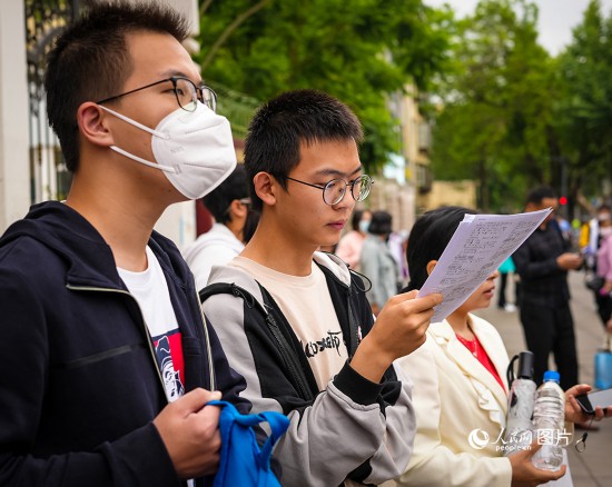 6月7日，在昆明市第五中学考场外，考生正利用最后时间复习备考。人民网 曾智慧摄