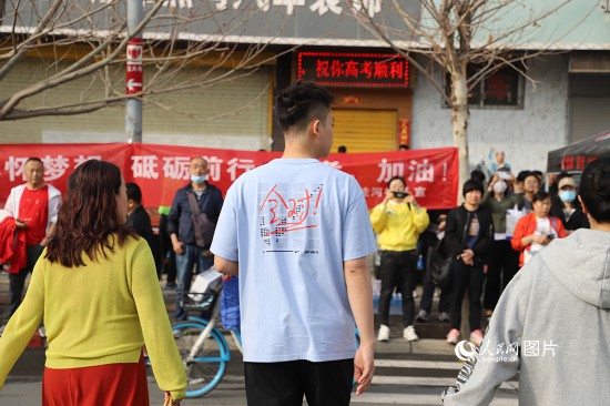 6月7日早8点，甘肃省兰州市外国语高级中学考点，考生按规定进入考场。人民网记者 黄帆摄