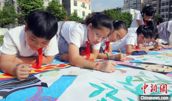 图为学生们用手中画笔在进行创作。 兴业县融媒体中心供图