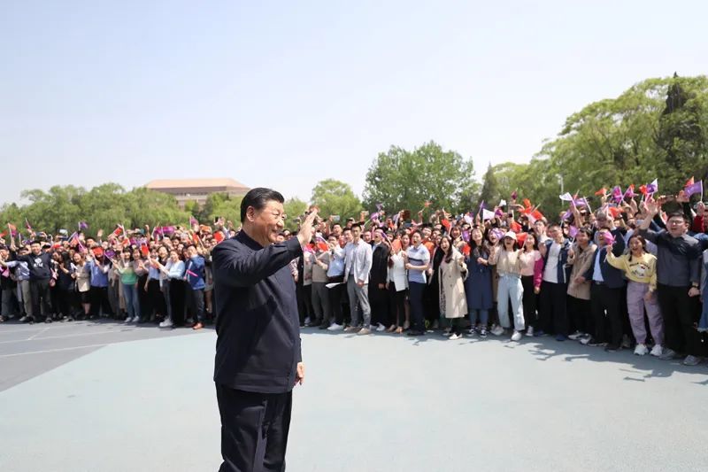 2021年4月19日，在清华大学建校110周年校庆日即将来临之际，习近平来到清华大学考察。图为习近平离开学校时，同师生们挥手致意。新华社记者 鞠鹏 摄