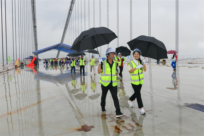 澜湄六国媒体记者代表走进建设中的深中通道伶仃洋大桥施工现场。（中交集团供图）