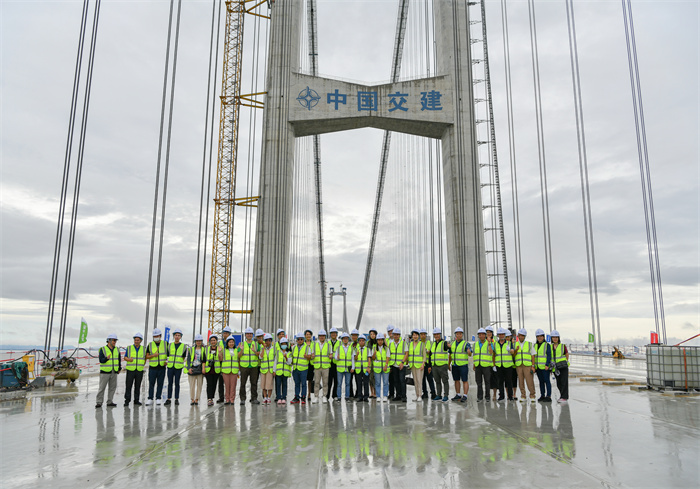 澜湄六国媒体记者代表在建设中的深中通道伶仃洋大桥施工现场合影。（中交集团供图）