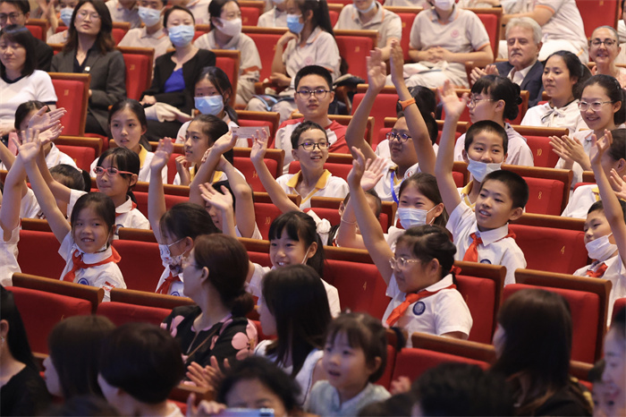 观看演出的中小学生。中外语言交流合作中心供图