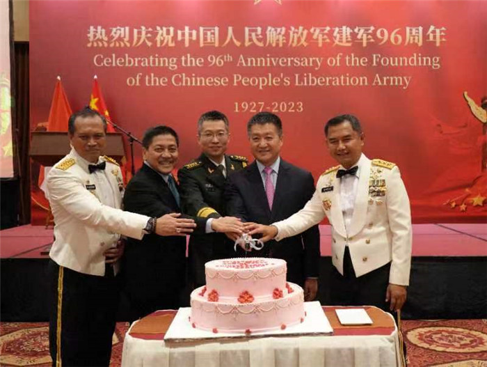 图为陆慷大使与印尼贵宾共切生日蛋糕。中国驻印度尼西亚使馆供图