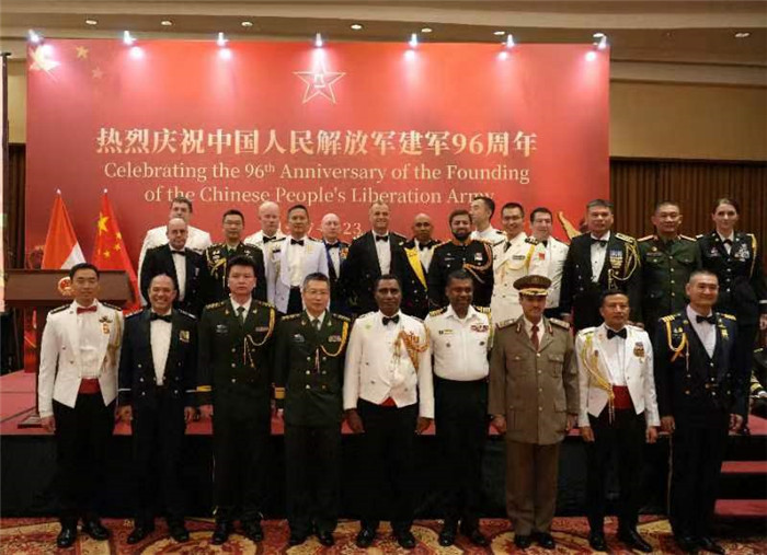 图为徐胜武官与参加招待会的各国武官、武官处代表合影。中国驻印度尼西亚使馆供图