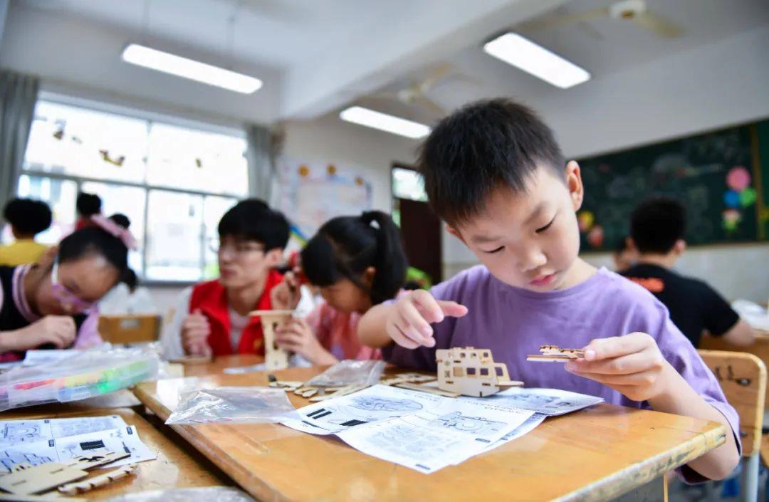 △今年7月，在浙江余姚市舜北小学暑托班内，孩子们制作太阳能科学实验装置。