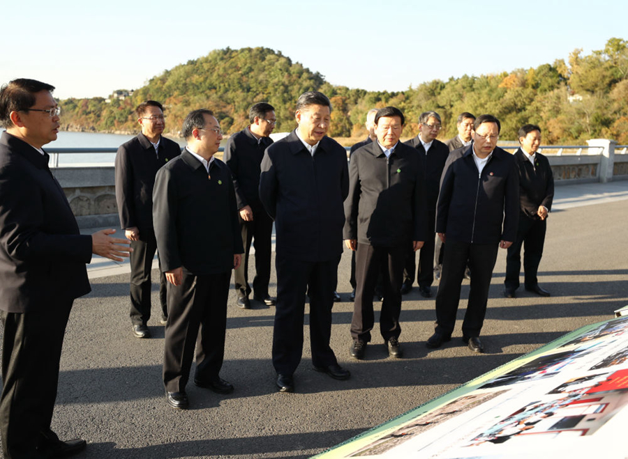 2020年11月12日，习近平在江苏南通五山地区滨江片区，沿江边步行察看滨江生态环境。