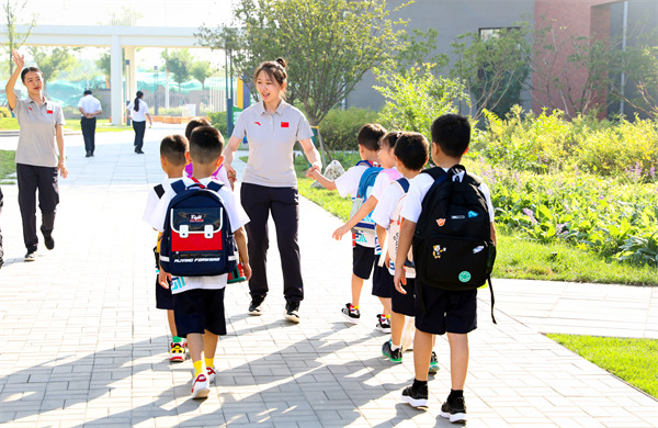 8月30日，雄安史家胡同小学学生体验学校生活。老师带学生进教室。