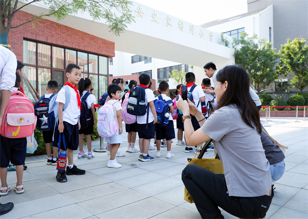 8月30日，雄安史家胡同小学学生体验学校生活。