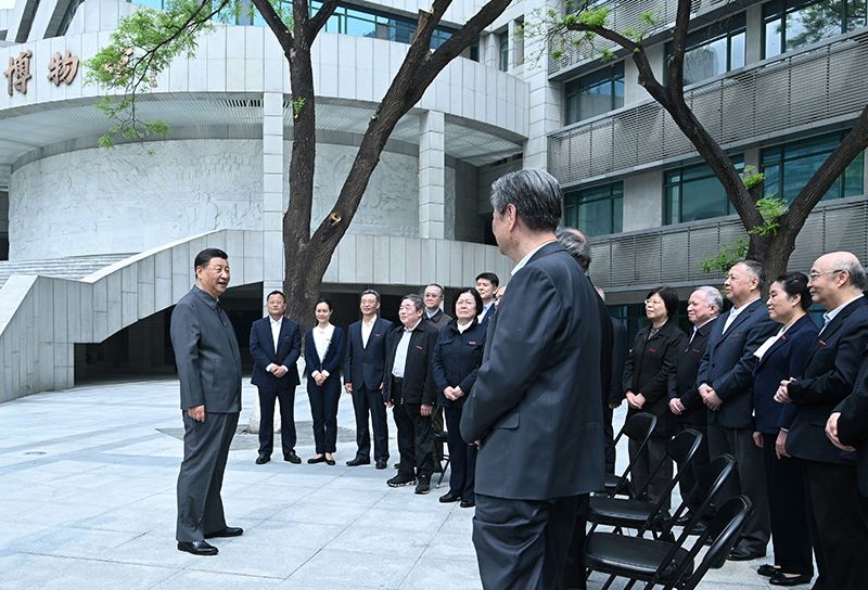 2022年4月25日，习近平总书记来到中国人民大学考察调研，在博物馆门前广场上，同老教授、老专家和中青年骨干教师代表亲切交谈。