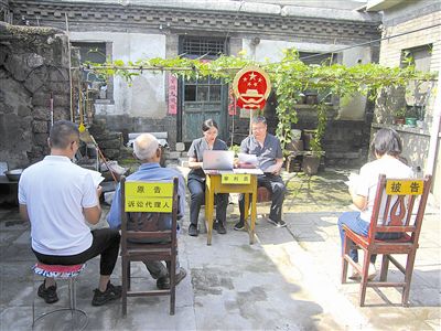 图②：法庭在农家小院开展巡回审判。