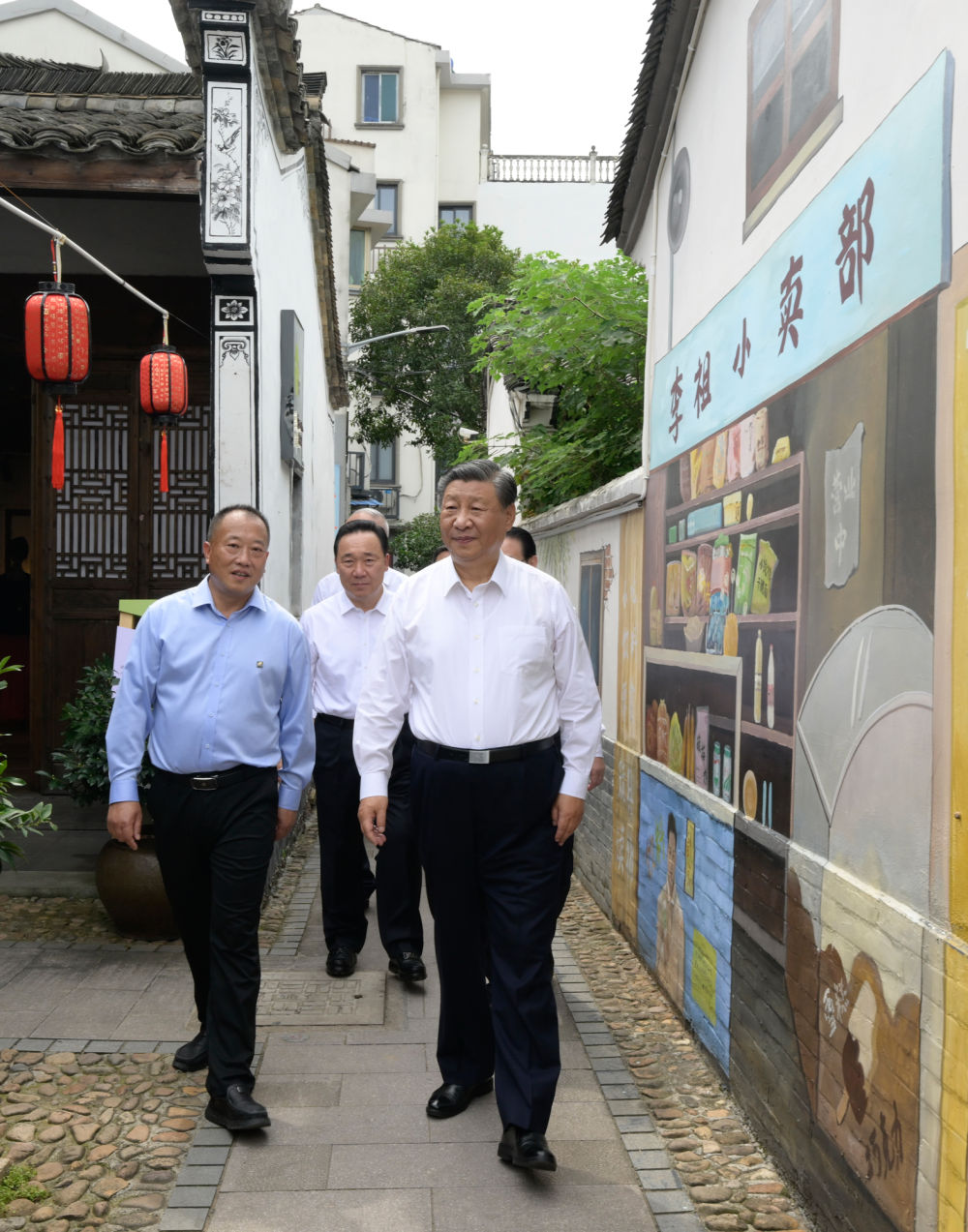 20日上午，习近平在金华市义乌市后宅街道李祖村考察。