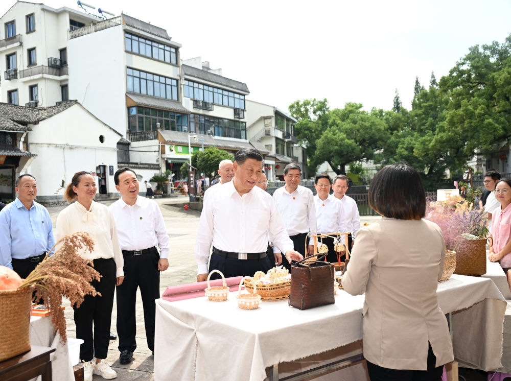 20日上午，习近平在金华市义乌市后宅街道李祖村考察。