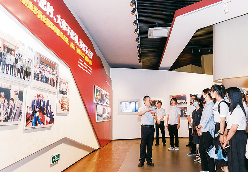 党的十八大以来，习近平总书记多次对坚持和发展“枫桥经验”作出重要指示，推动新时代“枫桥经验”在基层社会治理中焕发勃勃生机。图为青年学子在浙江省诸暨市枫桥镇的枫桥经验陈列馆参观学习（2022年8月25日摄）。 新华社记者 徐昱/摄