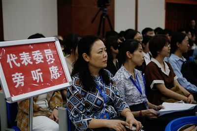 图④：重庆五中院在西南政法大学开庭审理一起执行异议之诉二审案，重庆市人大代表张涛（左一）、周艺梅（左二）和学生一起观摩庭审。