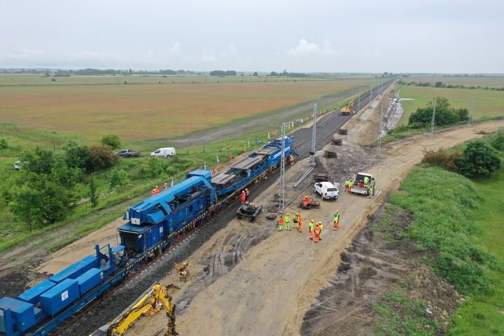 这是匈塞铁路匈牙利段孔圣米克洛什-陶什站施工现场（5月30日摄，无人机照片）。新华社发（中国中铁匈塞铁路项目经理部供图）