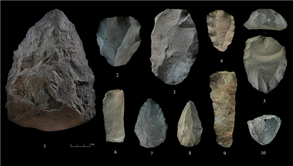 石制品 1.手斧 2、4、5.勒瓦娄哇石核（循环剥片法、优先剥片法）3.勒瓦娄哇石叶石核 6.勒瓦娄哇石叶 7、8.勒瓦娄哇尖状器 9.石叶 10.锥形石叶石核。中肯联合考古队供图
