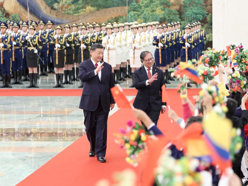 10月25日下午，国家主席习近平在北京人民大会堂同来华进行国事访问的哥伦比亚总统佩特罗举行会谈。这是会谈前，习近平在人民大会堂北大厅为佩特罗举行欢迎仪式。