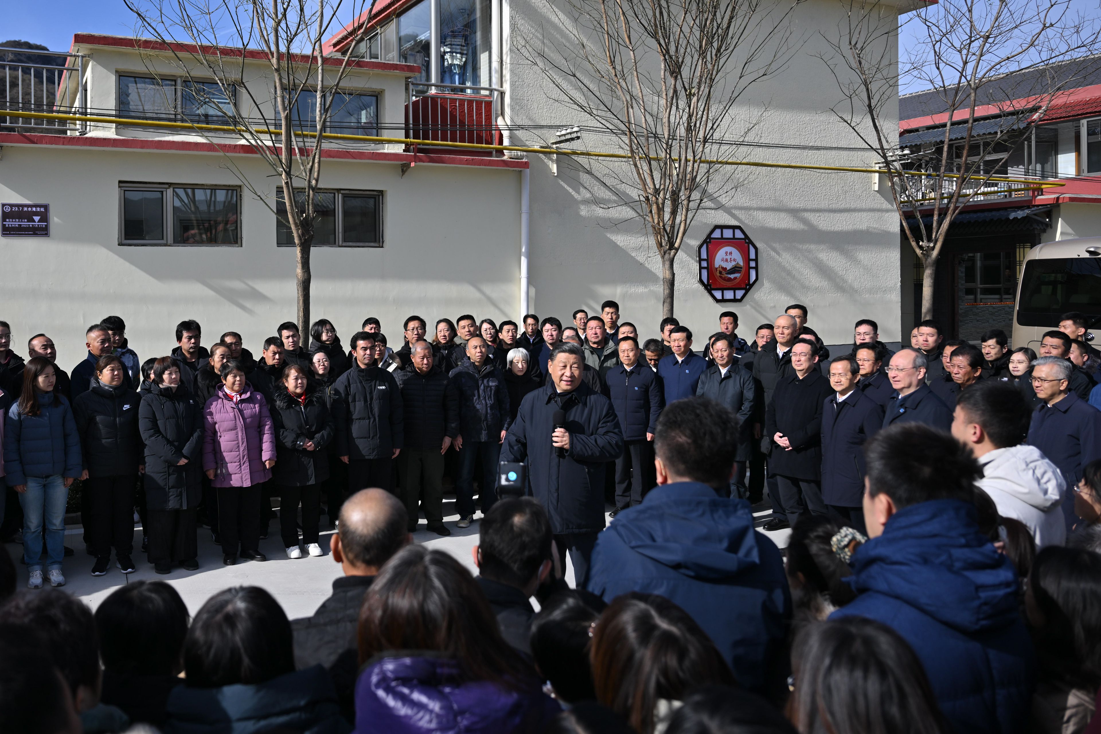 2023年11月10日，习近平总书记在北京市门头沟区妙峰山镇水峪嘴村考察时，同当地群众亲切交流。