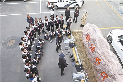 图②：法警对警用装备的使用进行现场演示。