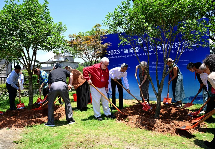 2023年6月28日，出席“鼓岭之友”座谈会的中美各界人士在鼓岭共同植树留念。