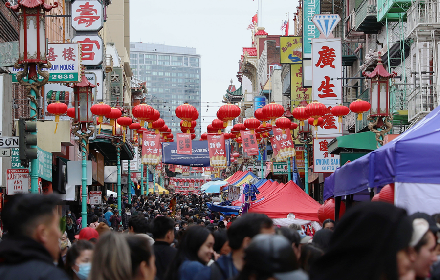 2023年1月15日，人们在美国旧金山唐人街的迎春街会上游览、购物。当日，为期两天的迎春街会在美国旧金山唐人街闭幕，活动吸引了大批市民和游客。新华社发