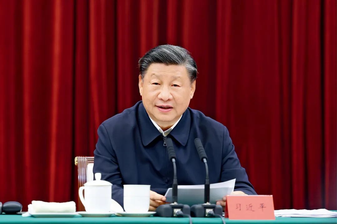 2023年10月12日，中共中央总书记、国家主席、中央军委主席习近平在江西省南昌市主持召开进一步推动长江经济带高质量发展座谈会并发表重要讲话。习近平强调，完善跨区域、跨部门、跨层级的数据信息共享和流程互联互通，深化政务服务合作，优化营商环境。图/新华社记者 鞠鹏 摄