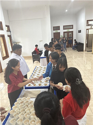 学生们品尝中华美食汤圆和烧卖。主办方供图