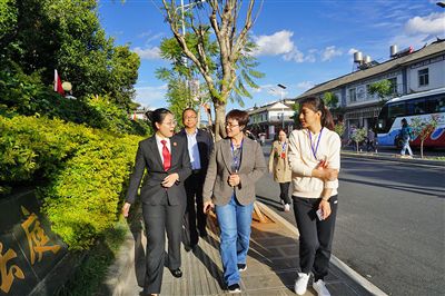  全国人大代表王争（右一）、张海鸥（右二）向法官了解民族特色调解工作机制。