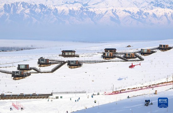 那拉提国际滑雪场旁新近落成的雪景星空民宿（12月21日摄）。