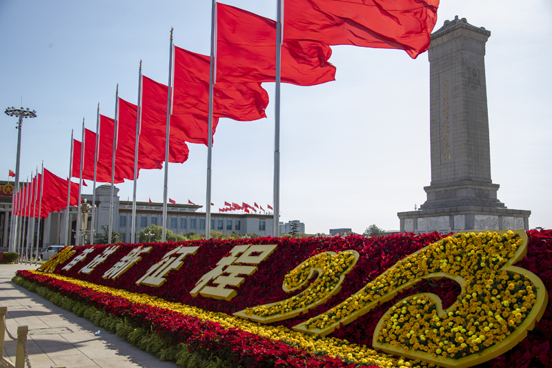 2022年10月16日，北京，中国共产党第二十次全国代表大会开幕，人民大会堂外红旗飘扬。