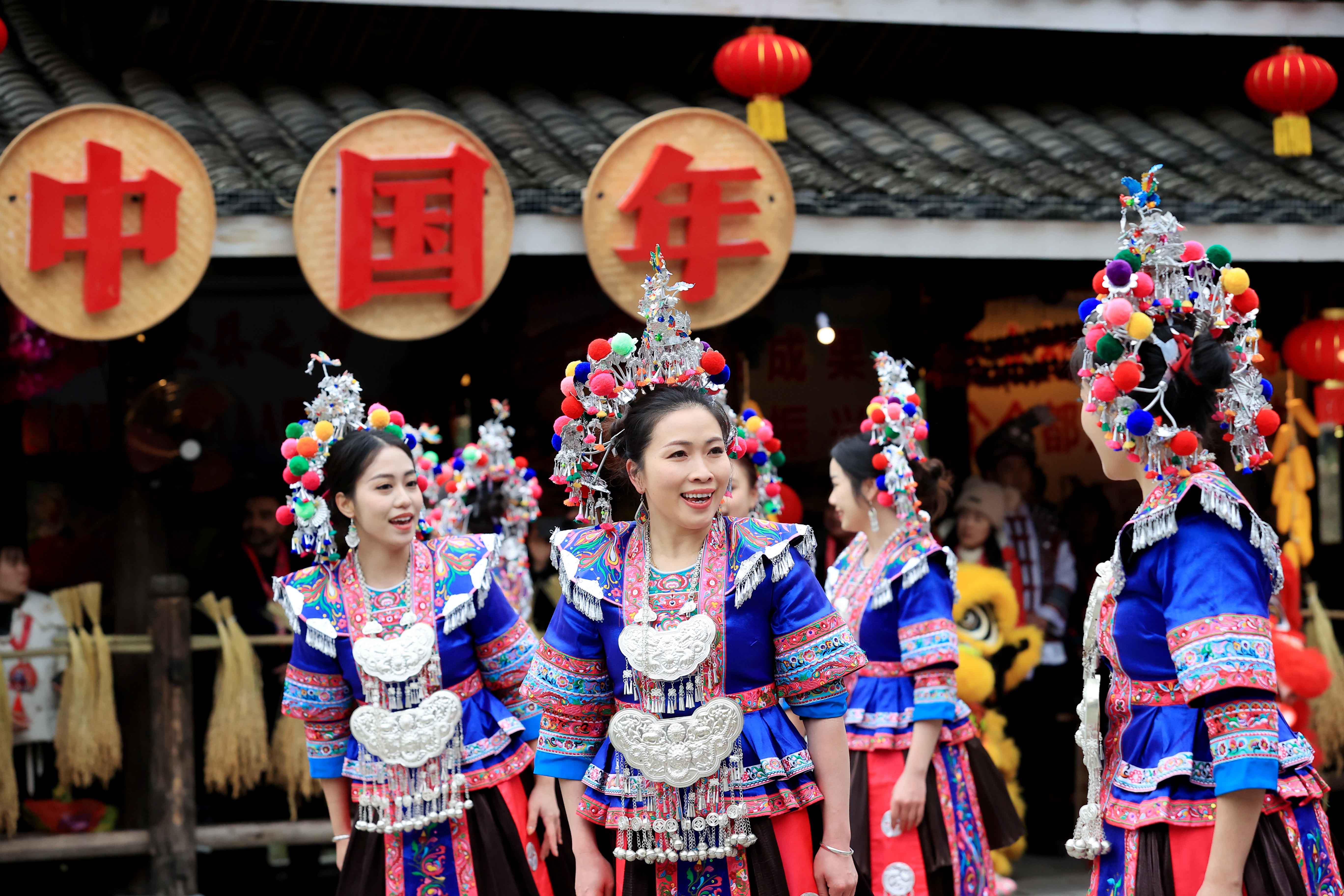 △2024年2月3日，在广西柳州三江侗族自治县林溪镇程阳八寨景区，“村晚”红红火火进行。