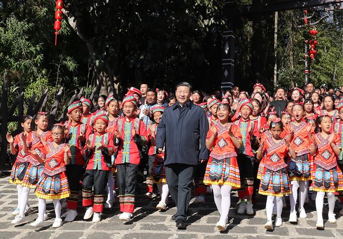 △2020年1月19日，习近平总书记来到云南腾冲市清水乡三家村中寨司莫拉佤族村看望乡亲们。告别时，乡亲们唱着《阿佤人民唱新歌》，簇拥着总书记走出村口，歌声笑声在村寨久久回荡。