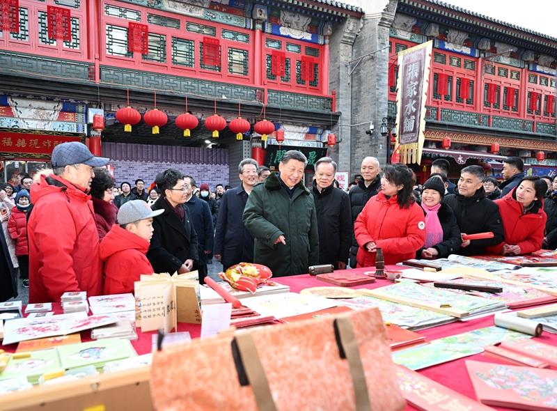 △2024年2月1日，习近平总书记在天津古文化街考察时，同店铺员工和现场群众互动交流。