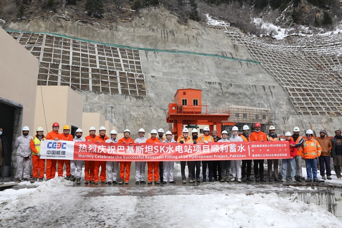 中巴建设者共同庆祝苏吉吉纳里水电站顺利启动蓄水工作。中国能建葛洲坝集团供图