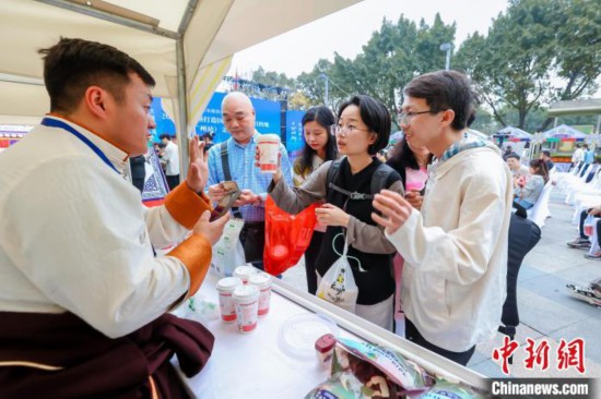 图为广州市民体验果洛特产。 果洛州文体旅游广电局 供图