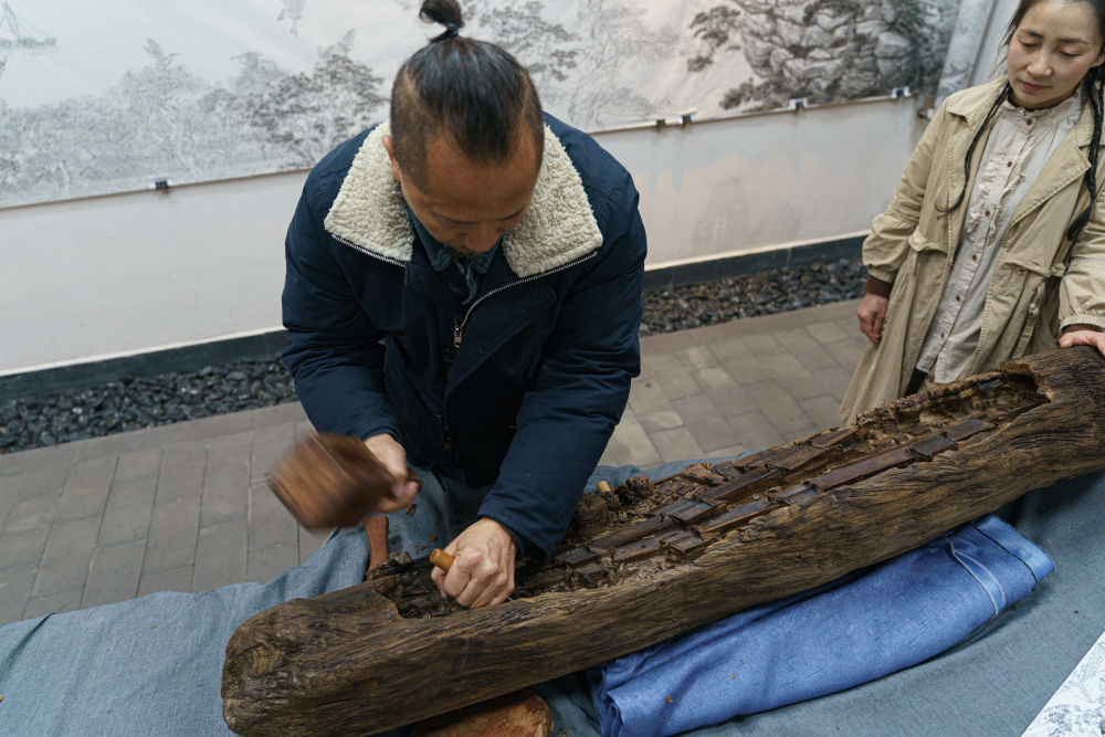 河街上的木雕技艺展示