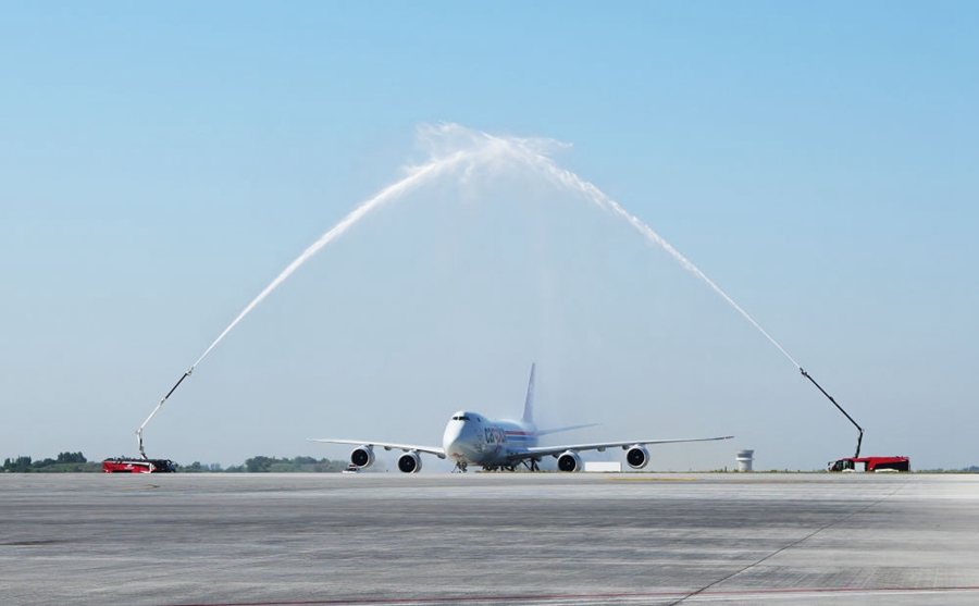 2023年6月14日，卢森堡国际货运航空公司的B747－8F全货机抵达郑州。郑州—卢森堡“空中丝绸之路”货运量累计突破100万吨。