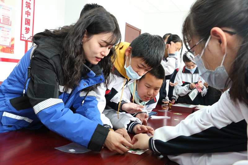 北京市密云水库中学的同学们正在制作水库周边植物标本。北京市教委供图