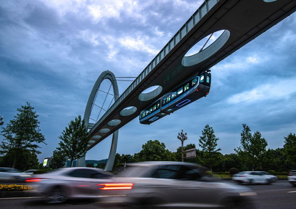 △国内首条悬挂式空中轨道列车“光谷光子号”行驶在轨道上。