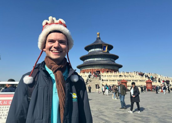 3月20日，德国游客马克西米利安在北京天坛公园参观游览。新华社记者 杨淑君 摄