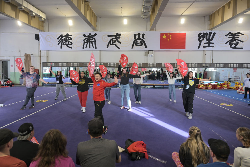 3月19日，美国华盛顿州中学生代表团的成员在首都体育学院体验功夫扇。新华社记者 李鑫 摄