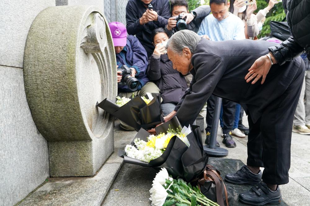 南京大屠杀幸存者夏淑琴在献花。新华社记者李博 摄