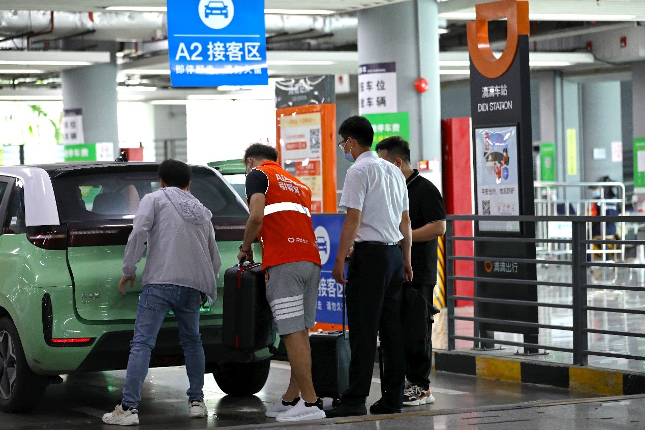 司机师傅在滴滴车站接乘客上车。（受访者供图）